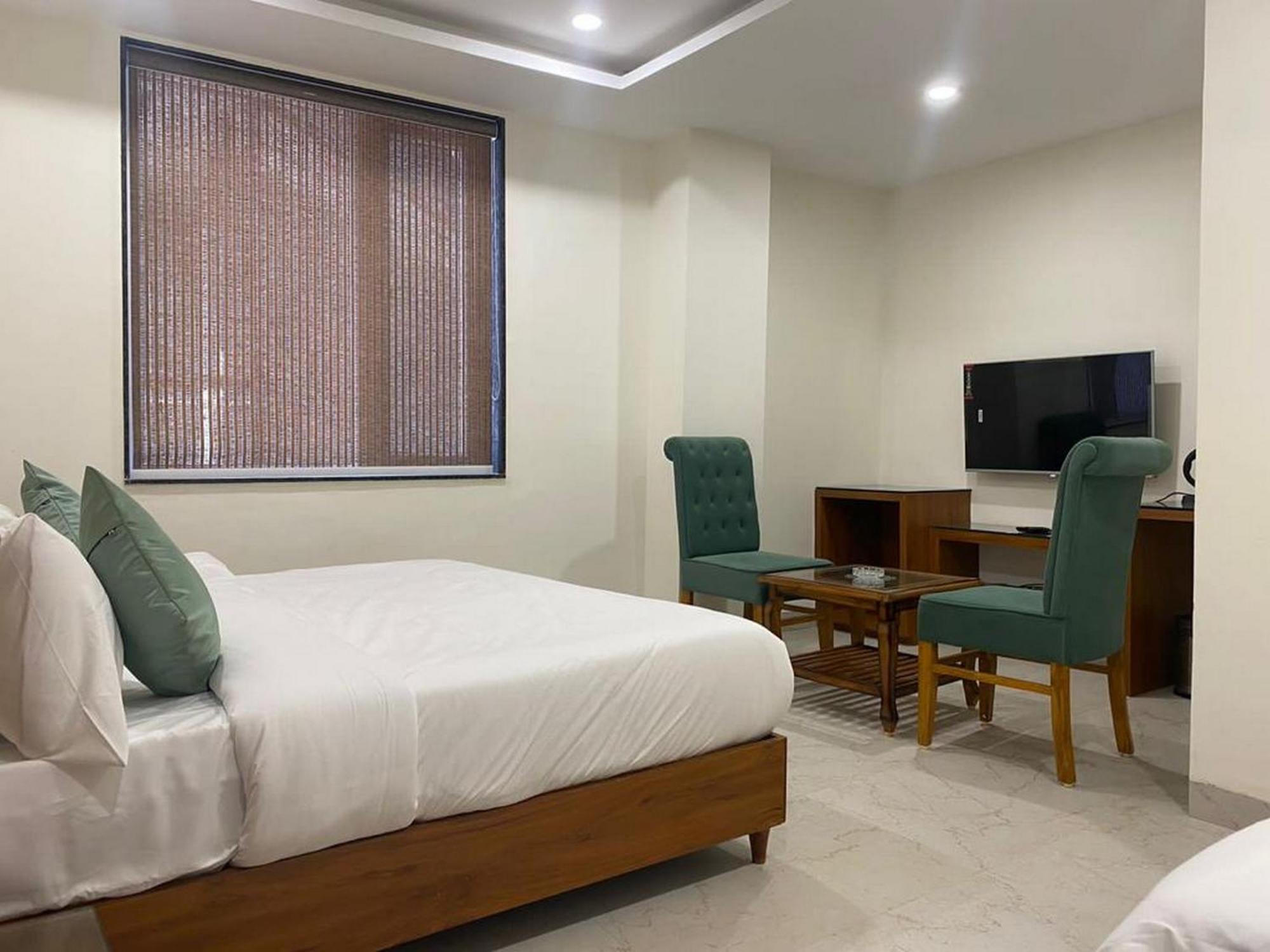 Hotel Eleven Heights Bhopál Kültér fotó