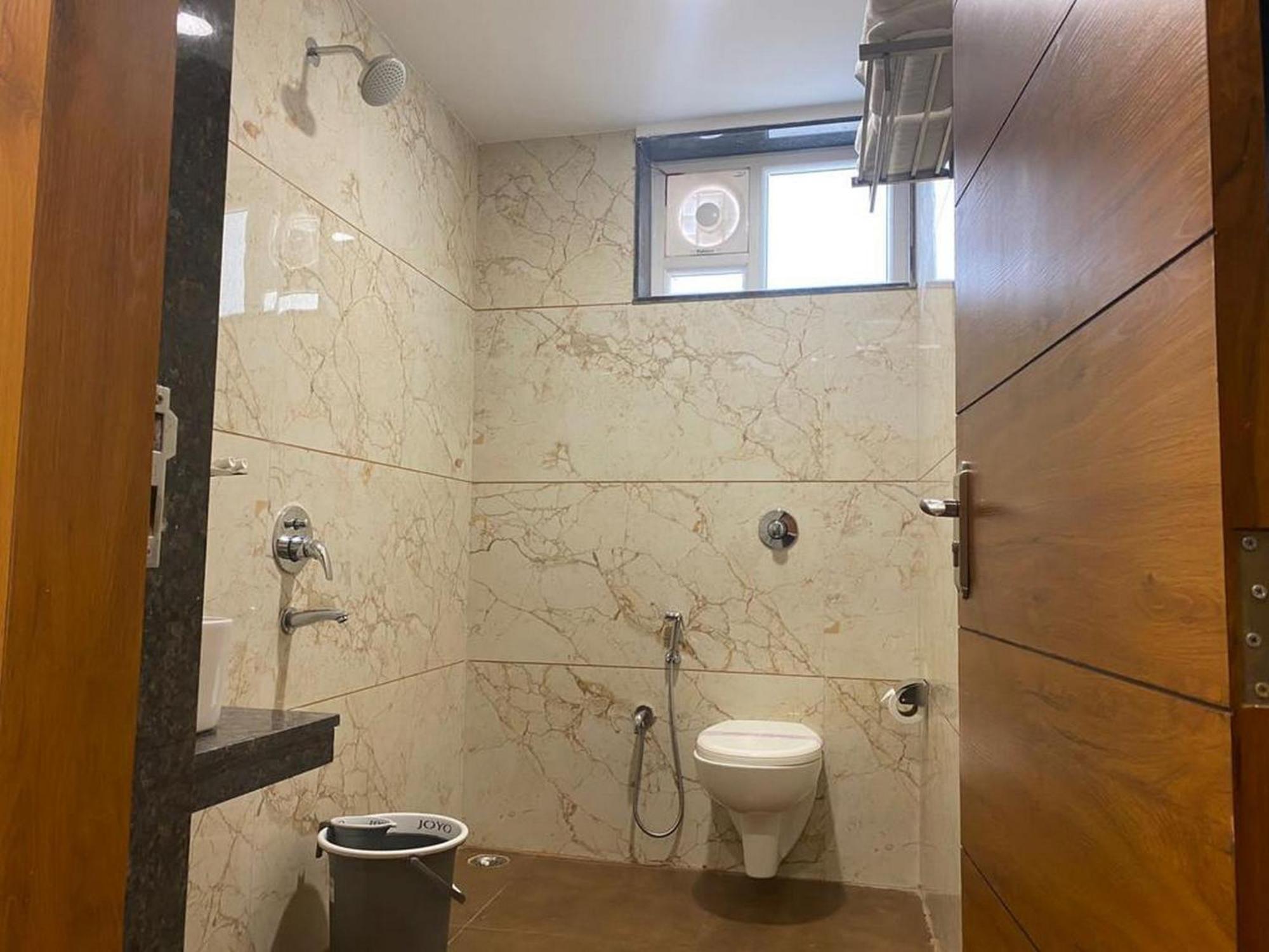 Hotel Eleven Heights Bhopál Kültér fotó