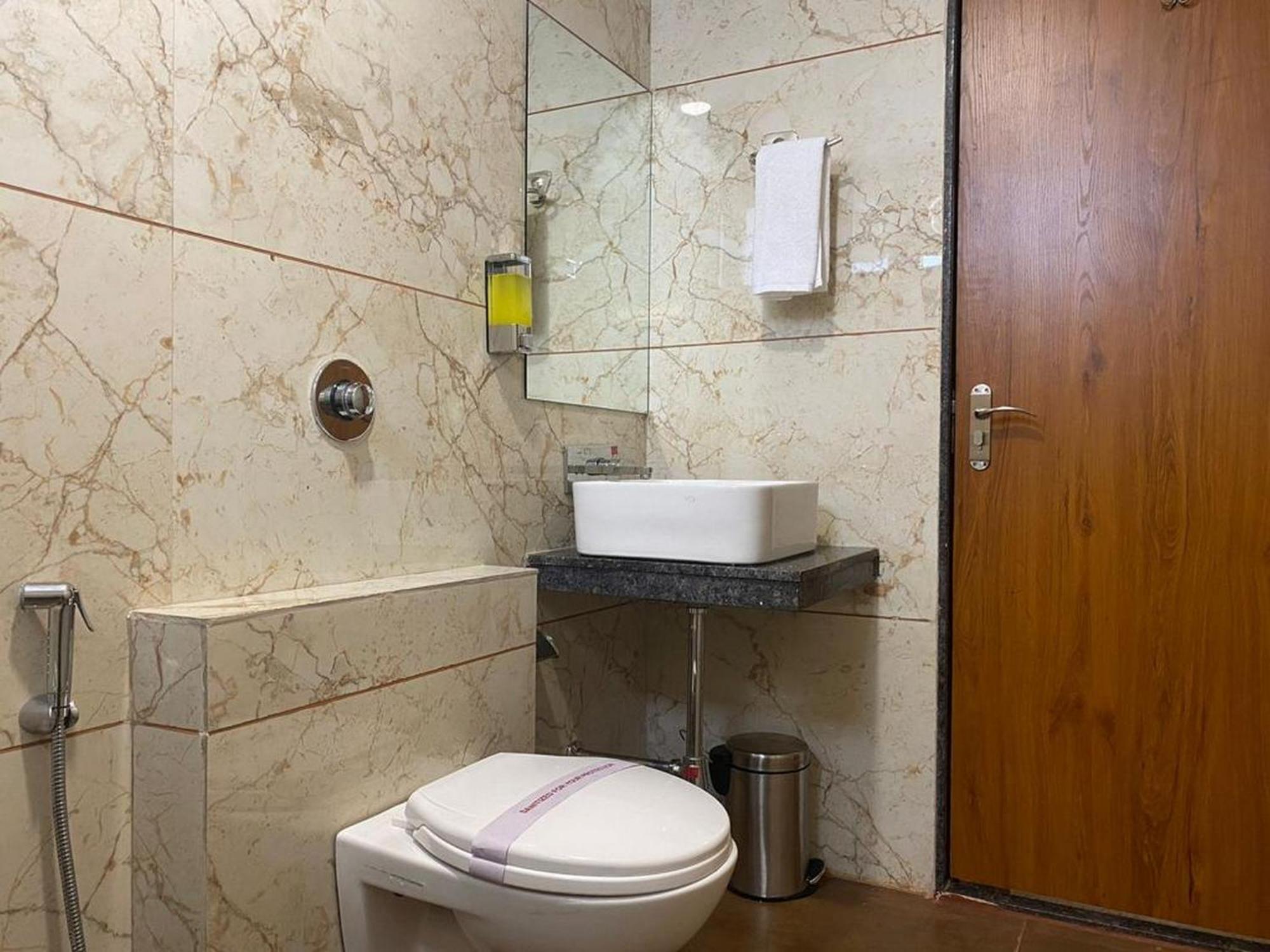 Hotel Eleven Heights Bhopál Kültér fotó