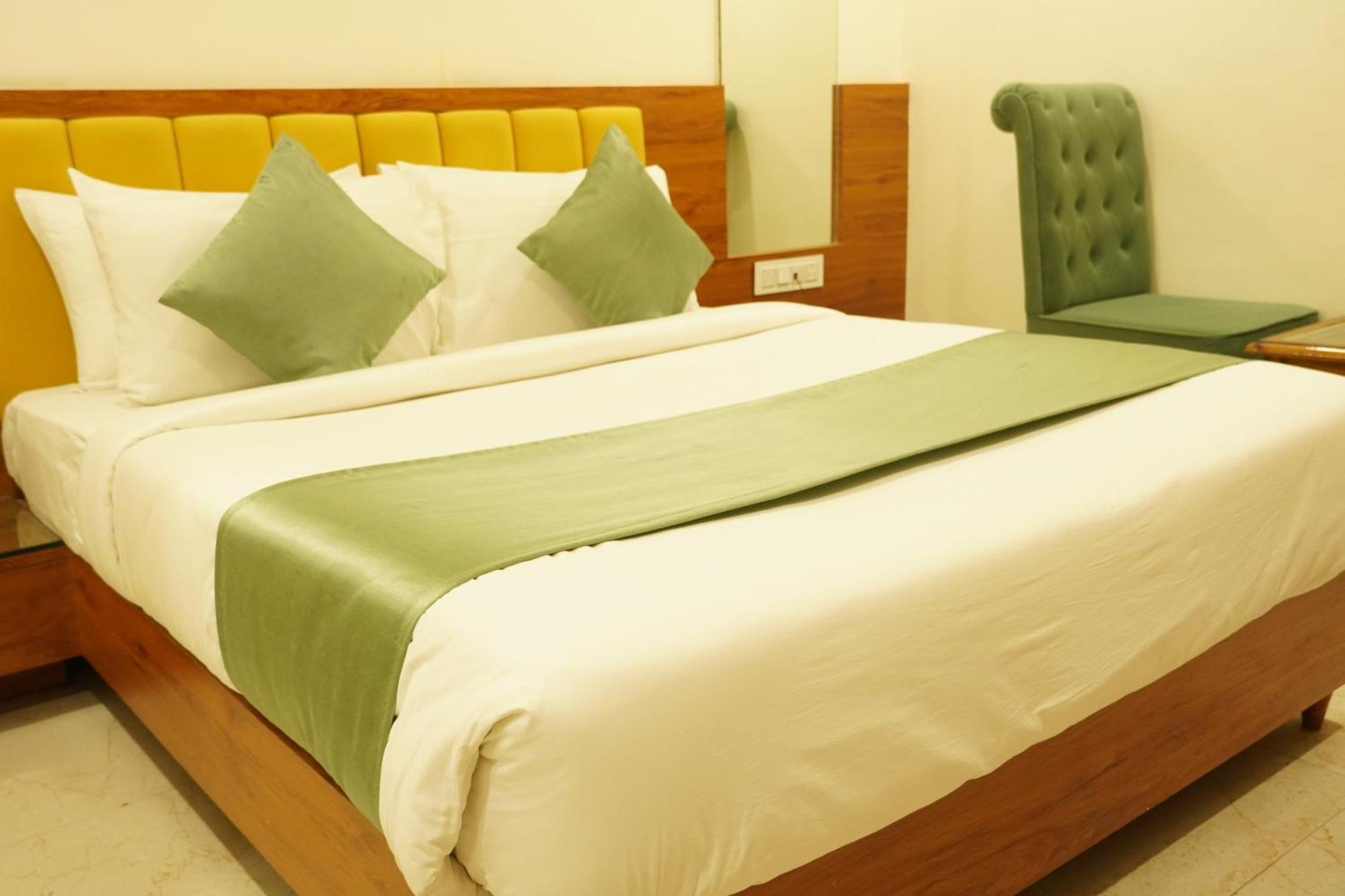 Hotel Eleven Heights Bhopál Kültér fotó