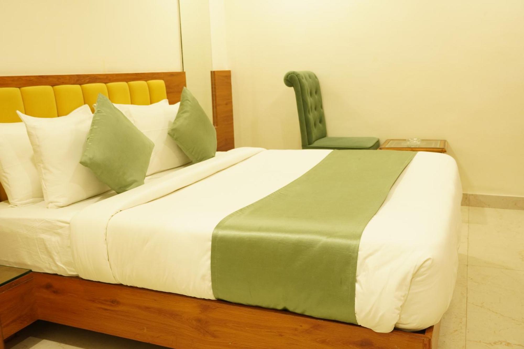 Hotel Eleven Heights Bhopál Kültér fotó