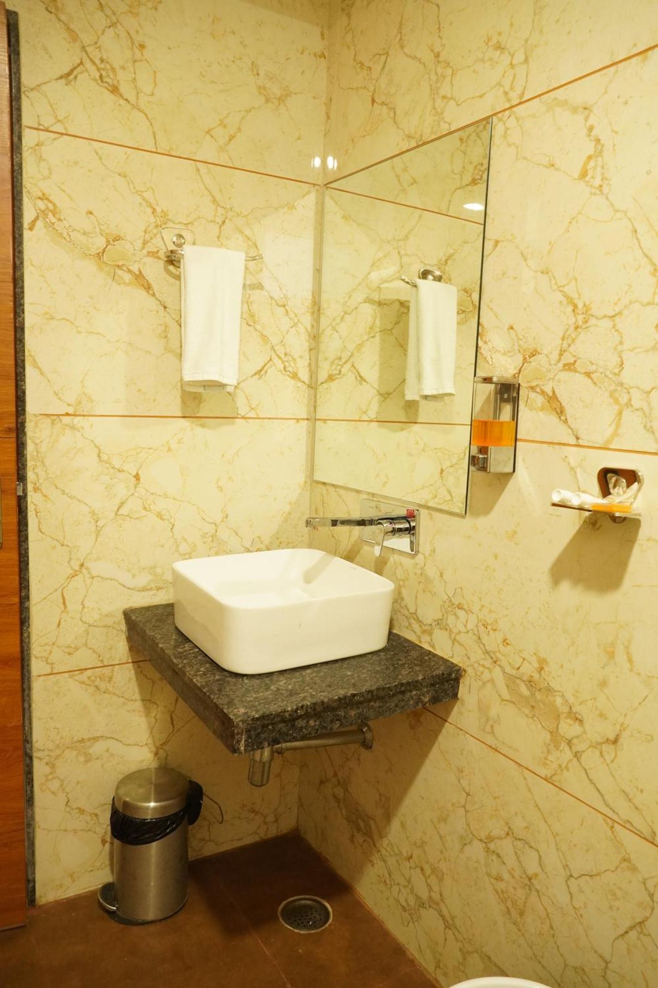 Hotel Eleven Heights Bhopál Kültér fotó