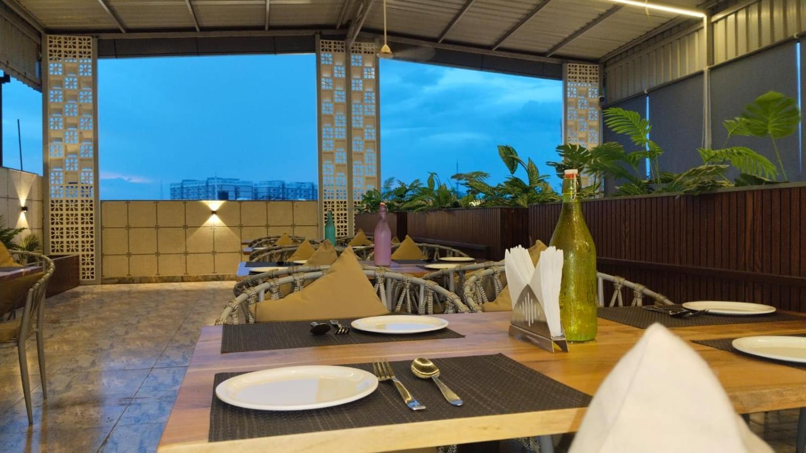 Hotel Eleven Heights Bhopál Kültér fotó
